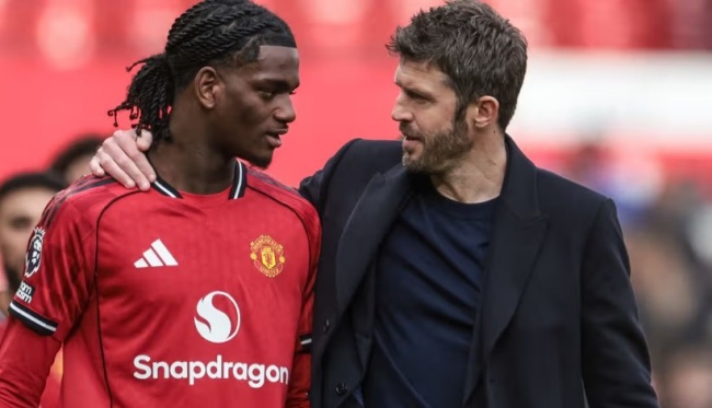 Ảnh bài viết Carrick xoay xở với hàng thủ tan hoang của MU